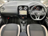 運転席まわりは機能的にまとまっています!足元が広々のインパネATです♪