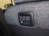 後席の方も使いやすい様に全席の後ろにスマートフォンなどを充電できるUSB端子を装備していますよ(^^)/