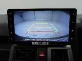 後退時に車両の後ろ側をモニター画面に表示します。車庫入れなどでバックする際に後方確認ができて便利です。車庫入れが苦手な人もこれで安心。