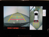 パノラミックビューモニター。車両を真上から見たような映像をディスプレイに表示します。