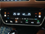 フルオートエアコン搭載で好みの温度に設定するだけで、風量などを自動でコントロール!快適な車内にしてくれます。また体を直接温めてくれるシートヒーターが装備されていますので、冬場はとても快適です。