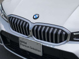 左右のキドニー・グリルの中心にはBMWのエンブレムが鎮座し、個性を放つデザイン性を兼ね備えました。