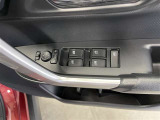 パワーウィンドウスイッチで運転席から全席の窓の開閉ができます♪