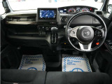 運転にかかわる様々な操作を安全に行えるように視点移動が少なく、操作性に配慮されたスイッチ類が凝縮されたコクピットです。
