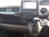 運転席から各種ボタンの操作がしやすいように設計されたデザイン。ドライブなでもスマートに操作ができます♪