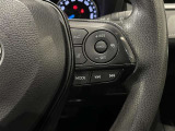 ステアリングスイッチ付きで、運転中に視線を前に向けたまま操作できます。