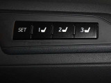 運転席のパワーシートは3名様分までメモリー機能付きです。