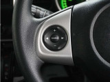 ハンドルにオーディオ操作用スイッチを備え、手を放さずに操作可能。安全性と利便性を両立しています。
