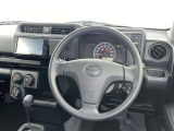 運転席まわりです。 各操作スイッチは使いやすい位置に配置されてます。