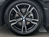 BMW純正18インチホイール。洗練されたデザインで、足元の個性を引き立てます。