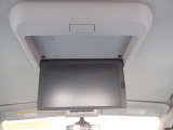 後席用モニターです!ワゴン車に欲しいアイテムの1つですね!同乗者が退屈しません。お子様もきっと大満足いただけます☆