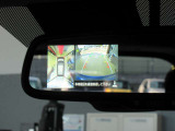 バックミラーにアラウンドビュー映像が映りますので安心して駐車できます。