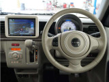 運転にかかわる様々な操作を安全に行えるように視点移動が少なく、操作性に配慮されたスイッチ類が凝縮されたコクピットです。