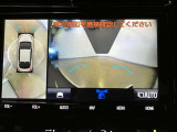【パノラミックビューモニター】映像で、見づらい車両周辺の確認をアシスト。クルマを真上から見ているような映像を表示。 運転席から確認しにくい車両周囲の状況を把握。