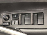 パワーウィンドのスイッチです。運転席に座りながら、助手席や後席の窓を開け閉めできるので大変便利ですよ。