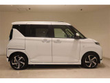 スライドドアは、通常のドアに比べて、車のボディに平行に開閉するので、開けてもスペースをとりません!狭いスペースでも乗り降り楽々です!