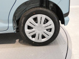 【リアタイヤ】雪道や雨の日でも路面を捉える足回りです。天候を問わず安心してお出かけをお楽しみいただける、頼もしいお車です