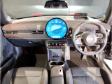 MINIの内装はとにかく『円』に拘ったデザインコンセプトが一目で伝わってきます。これほど円形に拘った車は他に御座いません。伝統のデザイン、トグルスイッチなど遊び心のある内装で御座います。