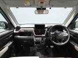 【運転席周り】各種スイッチ類が使いやすく配置されたコックピットです。小物入れも充実しており、車内をいつでもすっきりと保つことができます