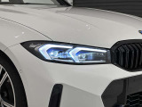 アダプティブLEDヘッドライトはステアリングを切った方向を照らします。