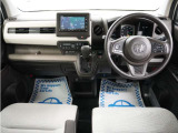 運転にかかわる様々な操作を安全に行えるように視点移動が少なく、操作性に配慮されたスイッチ類が凝縮されたコクピットです。