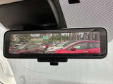 【インテリジェントルームミラー】はリアカメラが車両後方を映し出すので、いつでもクリアな後方視界を確保!夜間や悪天候の運転でも安心です♪