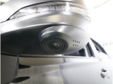 助手席側で見えにくい左前方の映像を、車内のマルチファンクションディスプレイに映し出します。前方への駐車や左寄せ、狭い道でのすれ違いなど、さまざまなシーンで安心して運転できる便利な機能です。