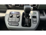 運転席・助手席はシートヒータも装備していてます♪インパネのシフトなので操作性も良く、おすすめの1台です♪