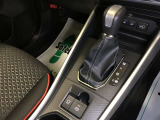 【電動パーキングブレーキ】オート機能がONの状態のとき、シフトレバーを「P」ポジションに入れると自動で作動。アクセルを踏むと解除されます。停車時ブレーキを踏むとそのまま保持するブレーキホールド機能付!