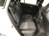 【後部座席】も当然、綺麗・清潔に仕上げております。内装の綺麗なお車は気持ちが良いですし、コンディションのいい車が多いです。これもオススメの1台です。