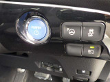 プッシュスタートボタンの画像です。スマートキーを携帯さえしていれば、キーを探さなくてもお車の始動が出来て便利です!