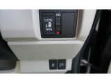 運転席からスライドドアの開閉ができる便利なスイッチを装備しております♪ 日常使いにも嬉しい人気の装備です☆