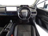 革巻きステアリングで快適な操作性の運転席です。