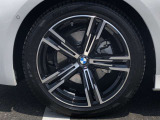 BMW純正18インチホイール。洗練されたデザインで、足元の個性を引き立てます。