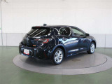 高級車の定番「ダブルウィッシュボーン式」のリヤサスペンションを採用。質感に優れた、心地よい乗車感を実現しています。