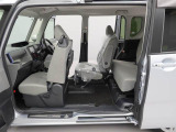 助手側シートのスライド幅が大きく、後席から乗って運転席に移動したり、大きな荷物を積んだりとか、広い空間を便利にお使いいただけます。