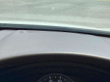 必要な情報を投影するヘッドアップディスプレイ(運転席前のガラス等に車速やナビ情報を投影する機能)。視線移動を抑え、速度やナビのルート案内、安全警告を直感的に確認。長距離運転でも疲れません。