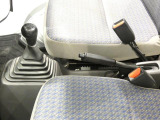 【操作感】思い通りに操れるマニュアルトランスミッションです。路面状況に合わせて自分のペースでギアを選べるため悪路や坂道でも力強い走行が可能です。