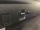 ラゲージスペース左側にはAC100V・1500Wアクセサリーコンセントが設置されています。電化製品にも使用可能で、まさに移動する電源とも言えますね!