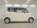 リアには左右スライドドアを採用。狭い駐車場でも開閉しやすく、強風の日でもドアが煽られにくくなっております。小さなお子さまやご年配の方も安心して乗り降りできます。