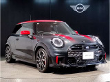 MINIのフロントグリルのデザインはイギリスで生まれた当初から、シルバーのサイドバーが折り重なった伝統的なデザインで御座います。その伝統はBMWのお車になってからでも少しずつ形を変えて守られております
