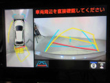 パノラミックビューモニター付きです。車両を上から見たような映像をディスプレイオーディオ画面に表示。運転席からの目視だけでは見にくい、車両周辺の状況をリアルタイムでしっかり確認できます。
