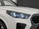 アダプティブLEDヘッドライトはステアリングを切った方向を照らします。