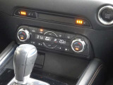 運転席と助手席で個別に温度設定ができるフルオートエアコンを装備。シートヒーターも備え、寒い季節も快適です。上質感漂うダイヤルやスイッチ類を、ぜひ店頭でお確かめください。