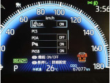 レーンディパーチャーアラートとは車線または走路からの逸脱の可能性を警告すると共に、車線または走路からの逸脱を避けるためのハンドル操作の一部を支援する機能です。詳細は販売店スタッフまでおたずねください。