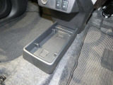 【便利な収納】運転席から使いやすい位置に収納を備えています。手回り品をすっきり整理でき、毎日のちょっとしたお出かけにも重宝します。