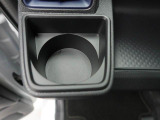 カップホルダーは運転席や助手席からちょうど手の届く位置です!!