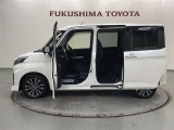 【まるごとクリーニング】シートを取り外し、車内を徹底洗浄。隅々まで丁寧に仕上げています。
