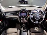 MINIの内装はとにかく『円』に拘ったデザインコンセプトが一目で伝わってきます。これほど円形に拘った車は他に御座いません。伝統のデザイン、トグルスイッチなど遊び心のある内装で御座います。