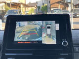 パノラミックビューモニター付きです。車両を上から見たような映像をディスプレイオーディオ画面に表示。運転席からの目視だけでは見にくい、車両周辺の状況をリアルタイムでしっかり確認できます。